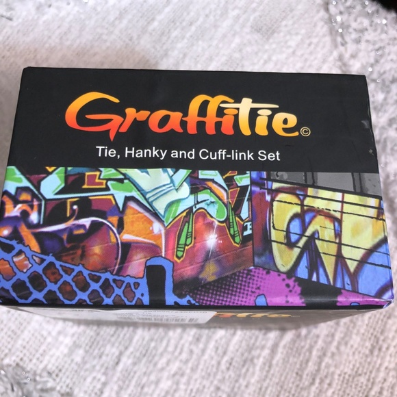 Gaffitie Tie, Hanky, and Cufflink Set - Picture 2 of 5